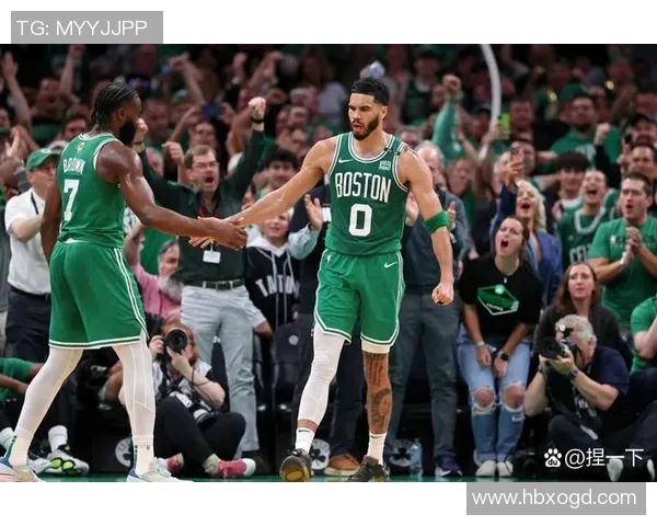 足球巨星不幸断腿伤退赛场，复出前景扑朔迷离引发广泛关注